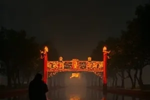 河床下的城纪录片封面，退水后露出的砖砌遗迹与测绘绳