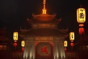 长夜灯塔悬疑剧封面，雨夜码头与手提灯的冷色调画面