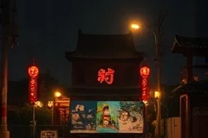 晴日未迟治愈剧封面，晒满阳光的旧阳台与绿植
